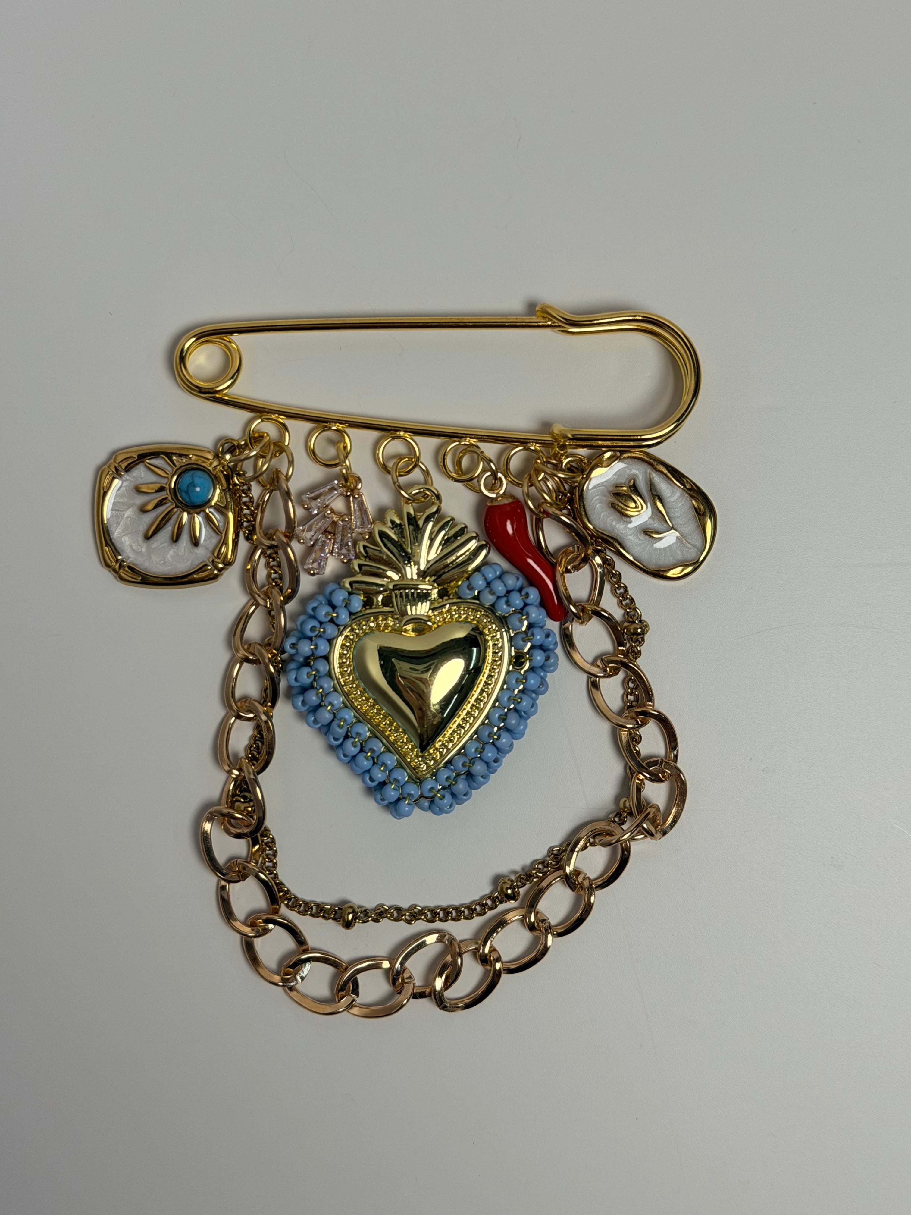 corazón del cielo charm pin